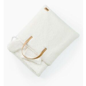 UGG
Original Faux Shearling Throw Blanket & Eye Mask Sleep Set
New!